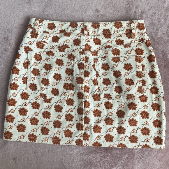Forever 21 Skirt with 70s style brown flowering and cream background - Picture 2 of 2